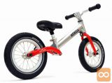 CDATA[ Idealne pnevmatike za izlete izven utrjenih poti. Tudi grobe poti, polne lukenj, so udobne za vašega nagajivčka. Vsi k...
![Poganjalec LIKEaBIKE Jumper - rdeč