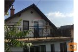 V KOŠAKIH PRODAMO DVOSTANOVANJSKO HIŠO Z ZELENICO