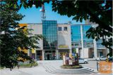 Večja Poslovna Stavba Z 12 Parkirišči