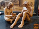 Študiozni par fant in dekle kip glina