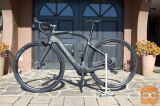 Električno gravel kolo Pinarello NYTRO E7 črno